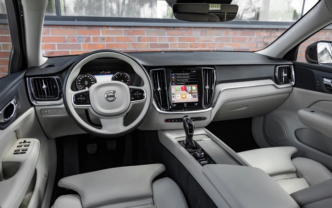 Volvo V60 cena 86900 przebieg: 130086, rok produkcji 2018 z Swarzędz małe 781